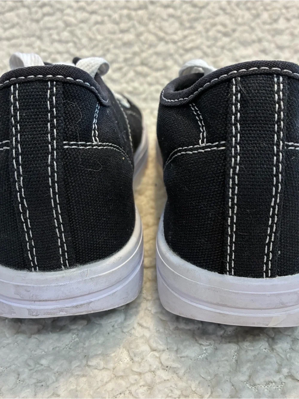 “HEELYS” SKATE SHOES, YOUTH SIZE 2 BLACK AND White Pre OWNED IN NICE CONDITION.